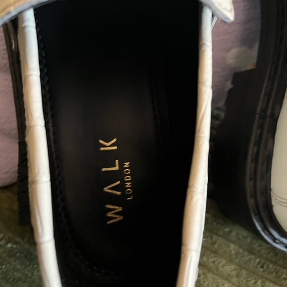 Women’s cream loafers size US 9 - Picture 2 of 4